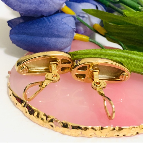🌹Vintage Monet gold oval shape clip on earring - Picture 8 of 15